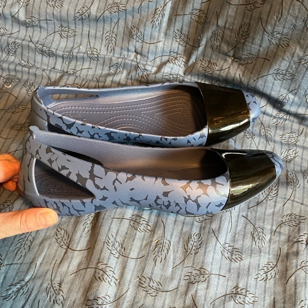Crocs sienna abstract floral print banded cut out ballet flats 8